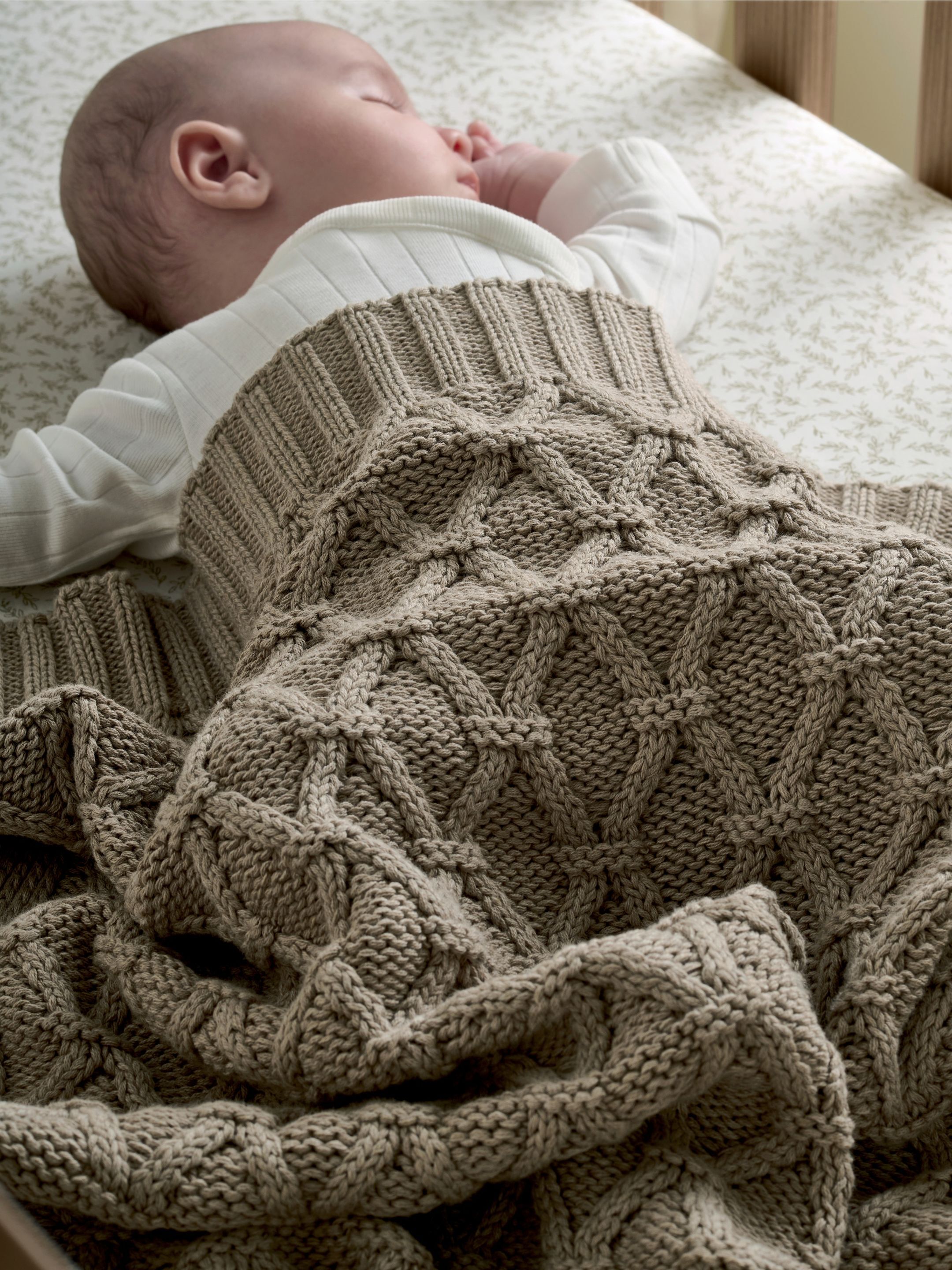 Snuggle Gift Set - Seedling Knitted Blanket with Duckling Soft Toy & Duckling Muslin Squares image number 7